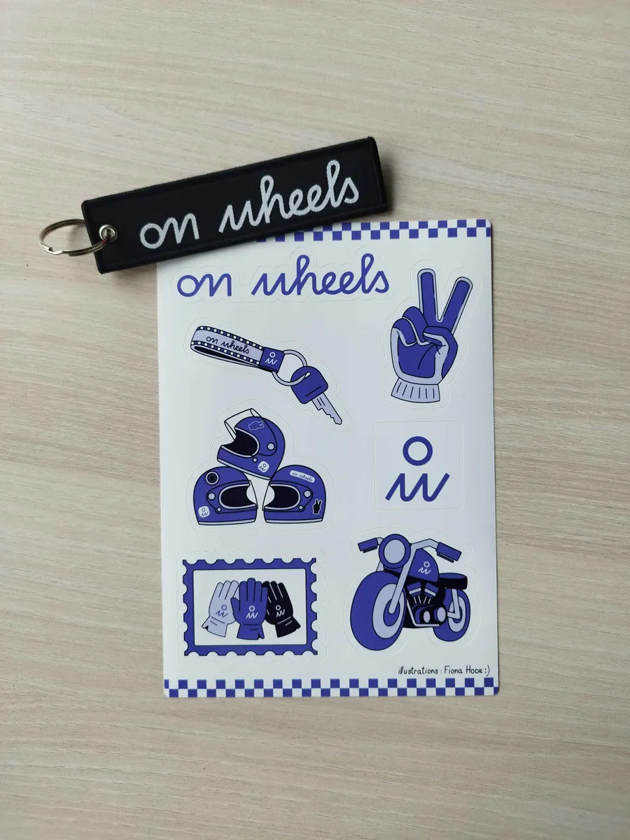 Pack duo On Wheels : porte-clés brodé et planche de stickers