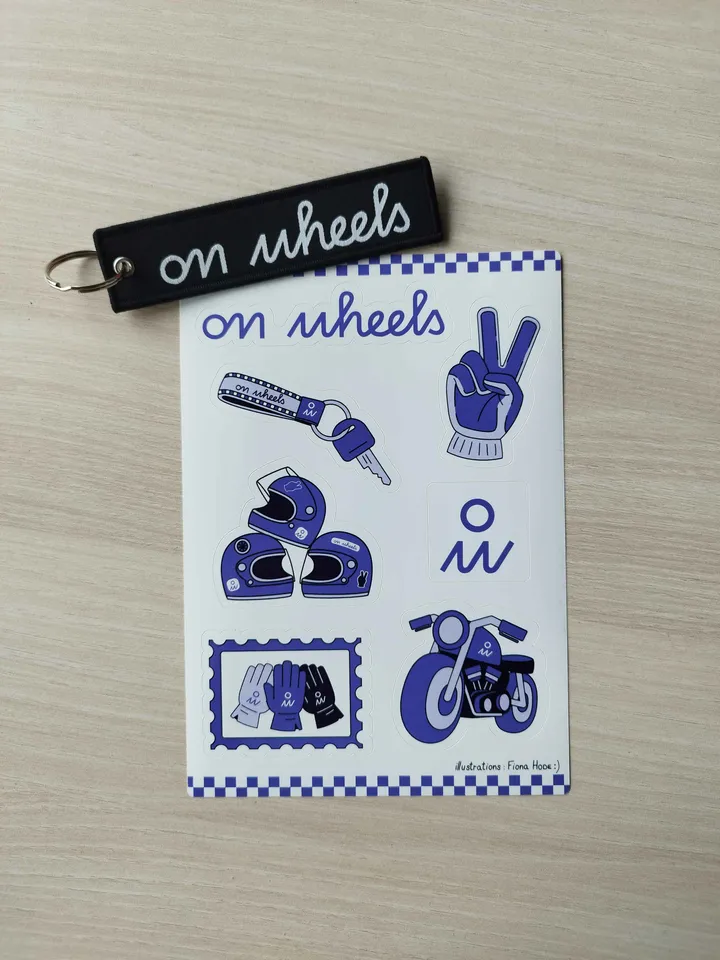 Pack duo On Wheels : porte-clés brodé et planche de stickers