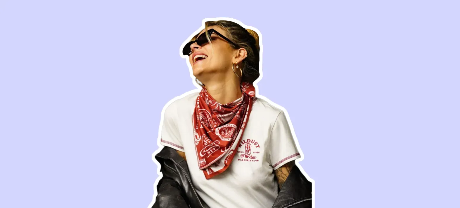 Motarde portant le foulard Wildust Wild Spirit Red, accessoire moto stylé et protecteur.