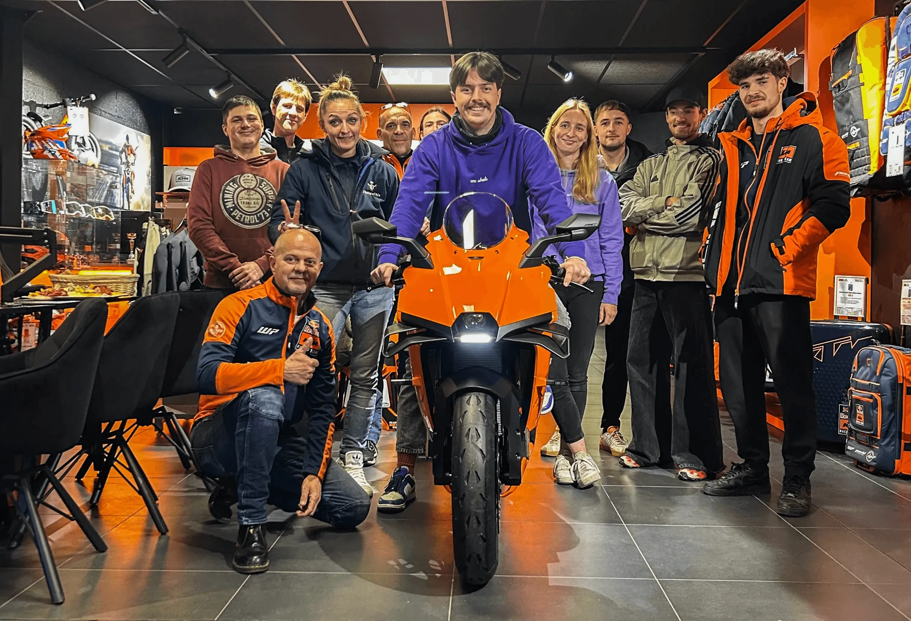 Groupe de motards et l’équipe KTM Grand Lyon réunis autour de la KTM 990 RC R lors de la soirée d’inauguration.