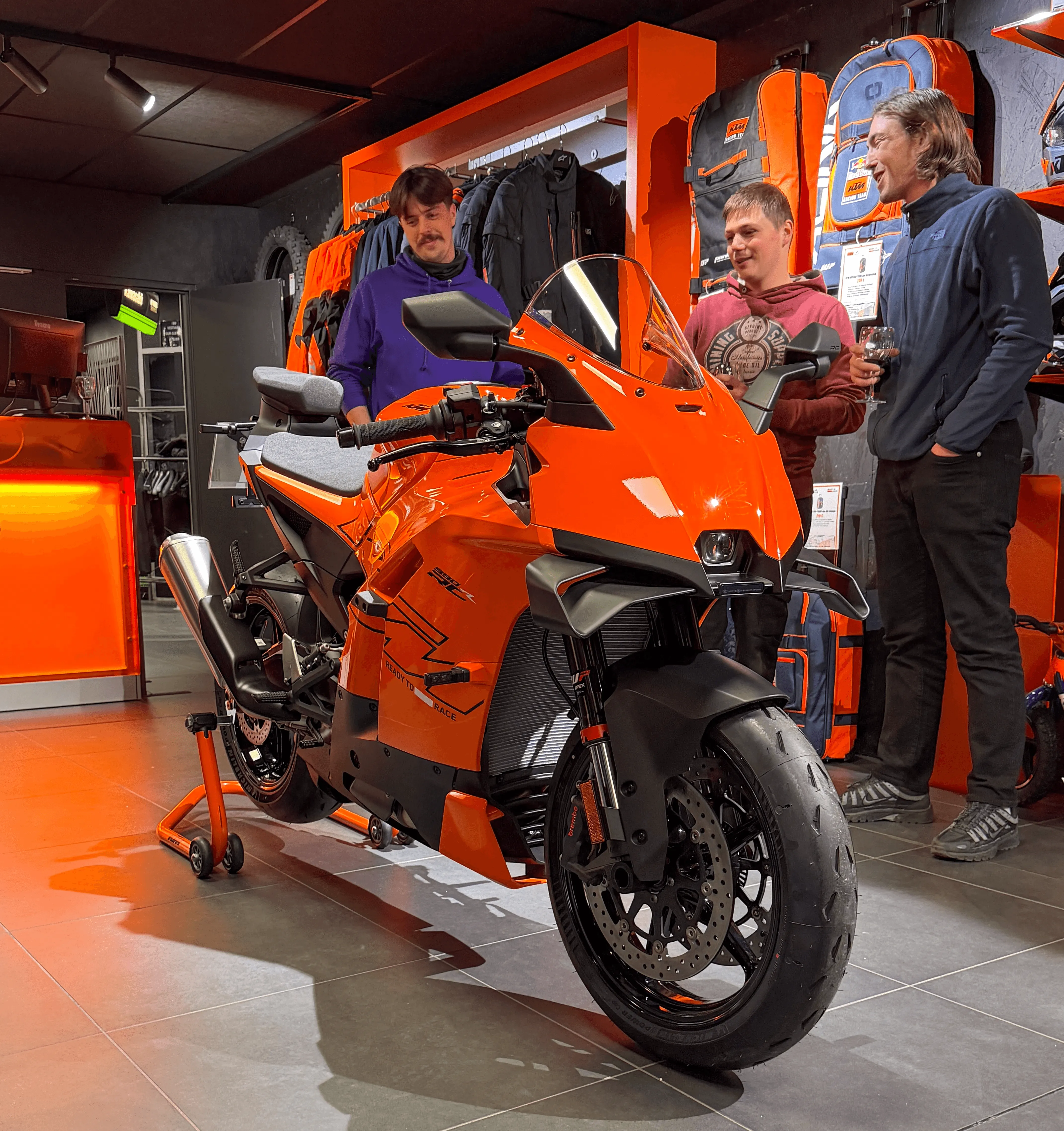 Émile découvrant sa KTM RC 990 R dans le showroom de KTM Grand Lyon après le débâchage.